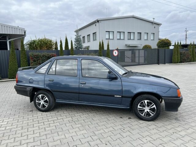 Синий Опель Кадет, объемом двигателя 1.6 л и пробегом 220 тыс. км за 950 $, фото 1 на Automoto.ua