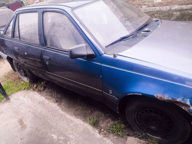 Синий Опель Кадет, объемом двигателя 1.3 л и пробегом 900 тыс. км за 592 $, фото 5 на Automoto.ua