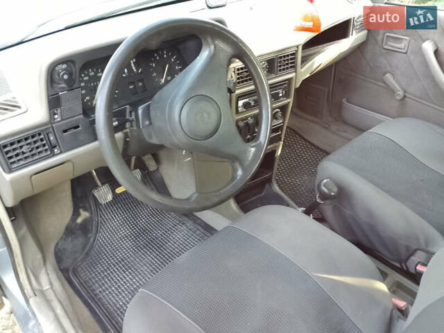 Синий Опель Кадет, объемом двигателя 1.3 л и пробегом 184 тыс. км за 1050 $, фото 4 на Automoto.ua