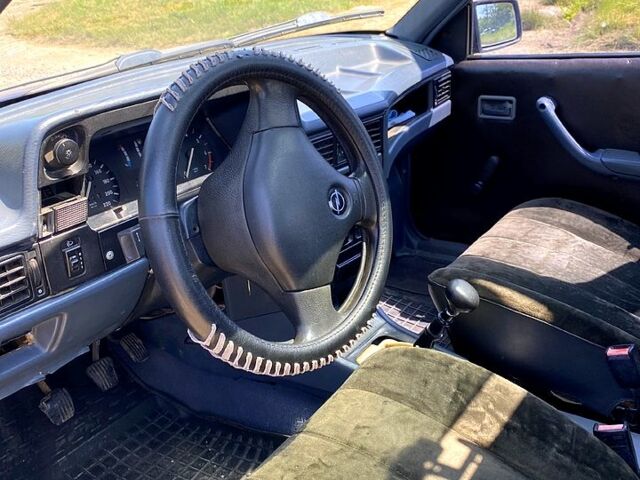 Синий Опель Кадет, объемом двигателя 1.4 л и пробегом 0 тыс. км за 1000 $, фото 4 на Automoto.ua