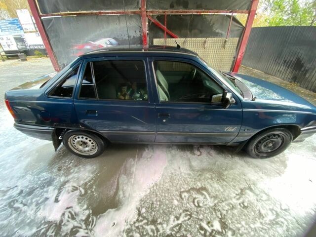 Синий Опель Кадет, объемом двигателя 1.6 л и пробегом 300 тыс. км за 452 $, фото 2 на Automoto.ua