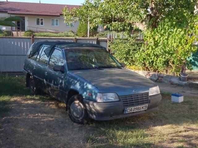 Синий Опель Кадет, объемом двигателя 1.3 л и пробегом 250 тыс. км за 1074 $, фото 1 на Automoto.ua