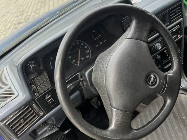 Синий Опель Кадет, объемом двигателя 1.6 л и пробегом 258 тыс. км за 750 $, фото 5 на Automoto.ua