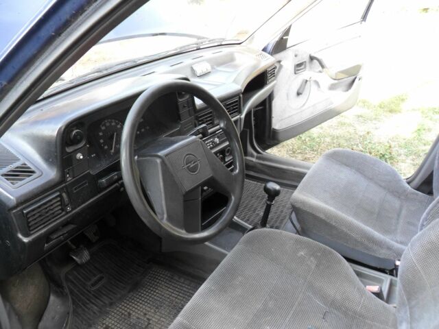 Синій Опель Кадет, об'ємом двигуна 1.6 л та пробігом 100 тис. км за 700 $, фото 4 на Automoto.ua