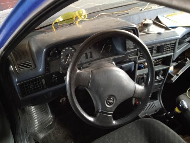 Синий Опель Кадет, объемом двигателя 1.6 л и пробегом 80 тыс. км за 700 $, фото 2 на Automoto.ua