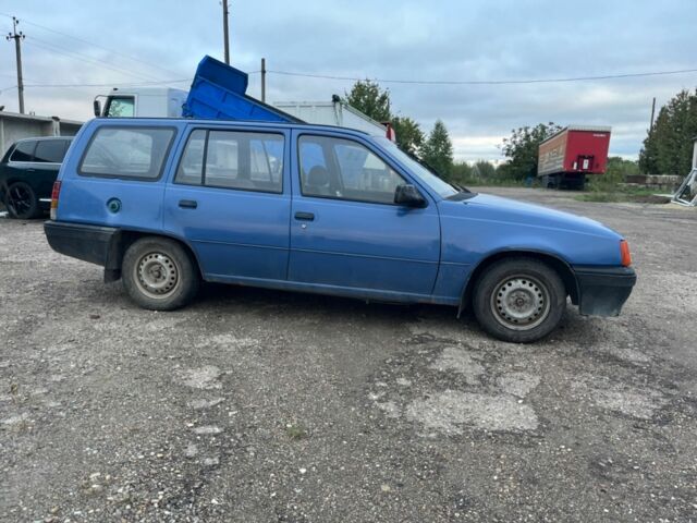 Синий Опель Кадет, объемом двигателя 1.4 л и пробегом 158 тыс. км за 1000 $, фото 1 на Automoto.ua