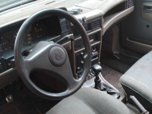 Синий Опель Кадет, объемом двигателя 1.6 л и пробегом 600 тыс. км за 1000 $, фото 8 на Automoto.ua