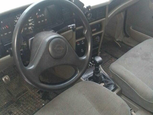 Синий Опель Кадет, объемом двигателя 1.6 л и пробегом 600 тыс. км за 1000 $, фото 4 на Automoto.ua