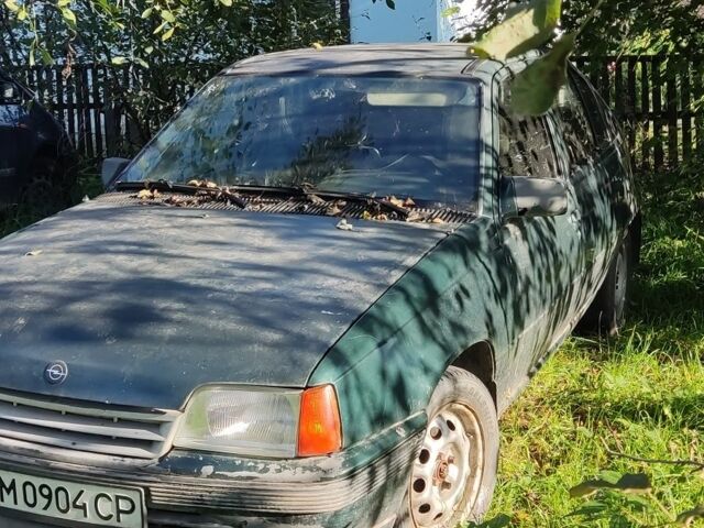 Зеленый Опель Кадет, объемом двигателя 1.3 л и пробегом 300 тыс. км за 799 $, фото 2 на Automoto.ua