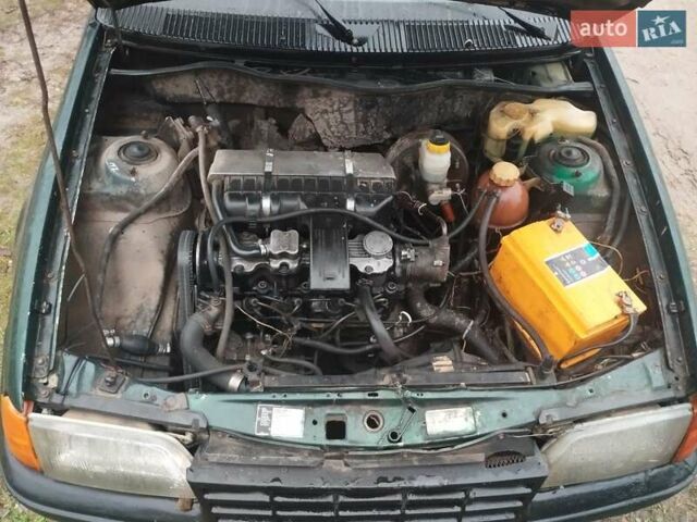 Зеленый Опель Кадет, объемом двигателя 1.6 л и пробегом 350 тыс. км за 600 $, фото 1 на Automoto.ua