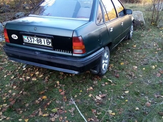 Зелений Опель Кадет, об'ємом двигуна 1.6 л та пробігом 300 тис. км за 907 $, фото 3 на Automoto.ua