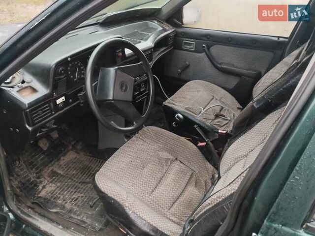 Зеленый Опель Кадет, объемом двигателя 1.6 л и пробегом 350 тыс. км за 600 $, фото 4 на Automoto.ua