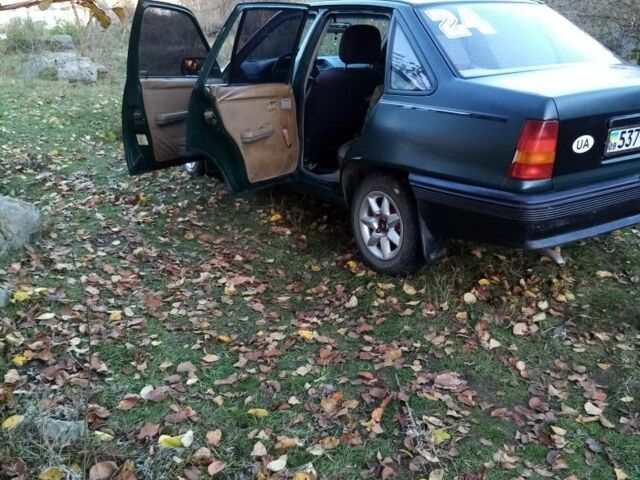 Зелений Опель Кадет, об'ємом двигуна 1.6 л та пробігом 300 тис. км за 907 $, фото 1 на Automoto.ua