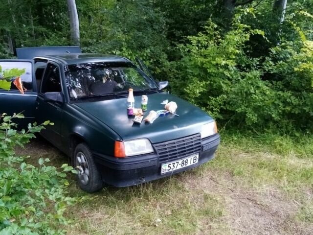 Зелений Опель Кадет, об'ємом двигуна 1.6 л та пробігом 300 тис. км за 907 $, фото 4 на Automoto.ua