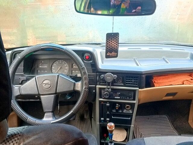 Зеленый Опель Кадет, объемом двигателя 1.6 л и пробегом 0 тыс. км за 1200 $, фото 2 на Automoto.ua