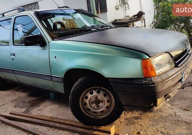 Зеленый Опель Кадет, объемом двигателя 1.4 л и пробегом 300 тыс. км за 800 $, фото 3 на Automoto.ua