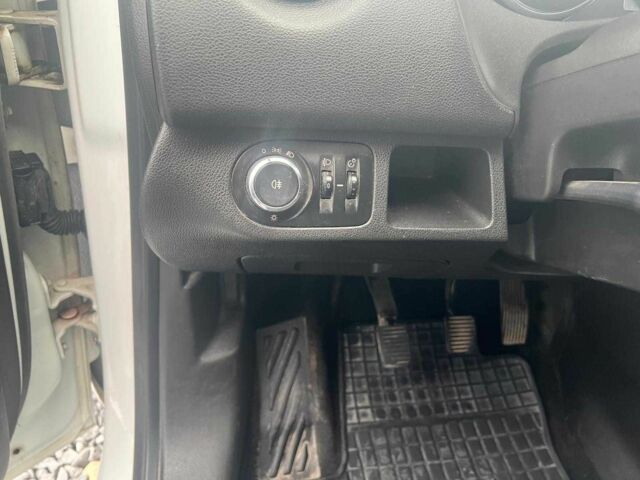 Белый Опель Мерива, объемом двигателя 1.7 л и пробегом 210 тыс. км за 5590 $, фото 22 на Automoto.ua