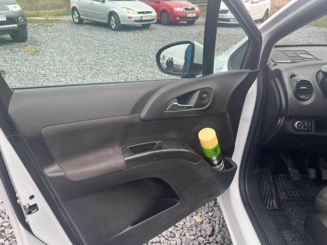 Белый Опель Мерива, объемом двигателя 1.7 л и пробегом 210 тыс. км за 5590 $, фото 19 на Automoto.ua