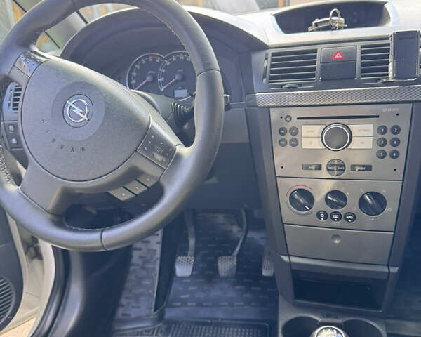 Белый Опель Мерива, объемом двигателя 1.69 л и пробегом 284 тыс. км за 4500 $, фото 4 на Automoto.ua