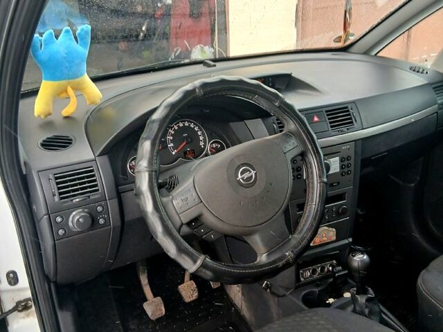 Белый Опель Мерива, объемом двигателя 1.4 л и пробегом 196 тыс. км за 4500 $, фото 9 на Automoto.ua