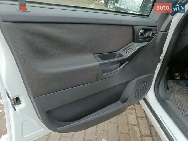 Белый Опель Мерива, объемом двигателя 1.4 л и пробегом 250 тыс. км за 3900 $, фото 5 на Automoto.ua