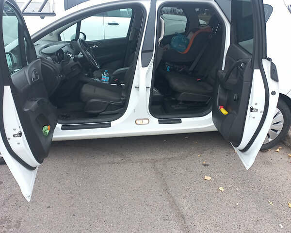 Белый Опель Мерива, объемом двигателя 1.2 л и пробегом 248 тыс. км за 5899 $, фото 4 на Automoto.ua