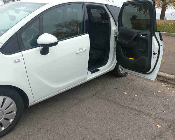 Белый Опель Мерива, объемом двигателя 1.2 л и пробегом 248 тыс. км за 5899 $, фото 5 на Automoto.ua