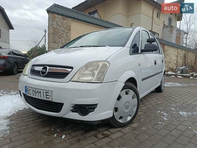 Белый Опель Мерива, объемом двигателя 1.4 л и пробегом 250 тыс. км за 3900 $, фото 1 на Automoto.ua