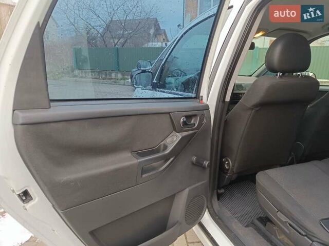 Белый Опель Мерива, объемом двигателя 1.4 л и пробегом 250 тыс. км за 3900 $, фото 4 на Automoto.ua