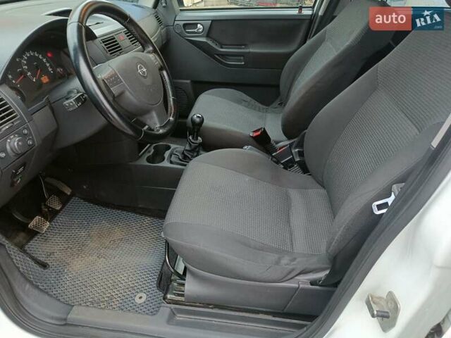 Белый Опель Мерива, объемом двигателя 1.4 л и пробегом 250 тыс. км за 3900 $, фото 6 на Automoto.ua