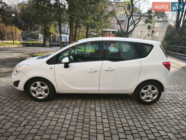 Белый Опель Мерива, объемом двигателя 1.69 л и пробегом 210 тыс. км за 6500 $, фото 2 на Automoto.ua
