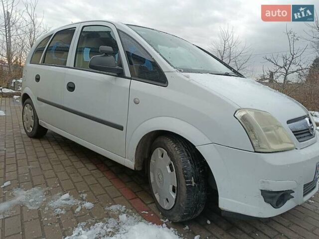 Белый Опель Мерива, объемом двигателя 1.4 л и пробегом 250 тыс. км за 3900 $, фото 2 на Automoto.ua