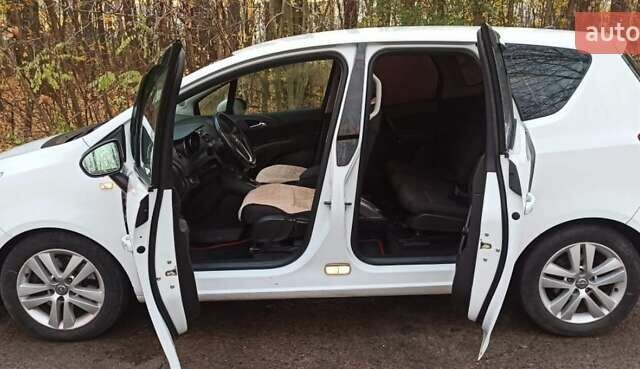 Белый Опель Мерива, объемом двигателя 1.69 л и пробегом 340 тыс. км за 6000 $, фото 3 на Automoto.ua