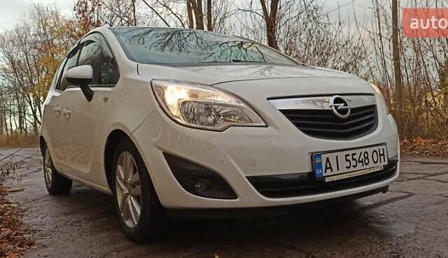 Белый Опель Мерива, объемом двигателя 1.69 л и пробегом 340 тыс. км за 6000 $, фото 2 на Automoto.ua
