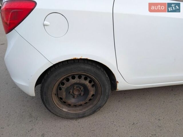 Белый Опель Мерива, объемом двигателя 1.25 л и пробегом 300 тыс. км за 5700 $, фото 6 на Automoto.ua