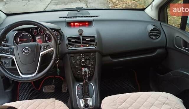 Белый Опель Мерива, объемом двигателя 1.69 л и пробегом 340 тыс. км за 6000 $, фото 1 на Automoto.ua