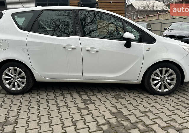 Белый Опель Мерива, объемом двигателя 1.36 л и пробегом 190 тыс. км за 7500 $, фото 2 на Automoto.ua