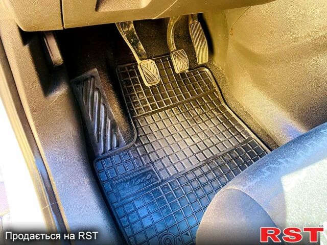 Белый Опель Мерива, объемом двигателя 1.7 л и пробегом 225 тыс. км за 6950 $, фото 5 на Automoto.ua