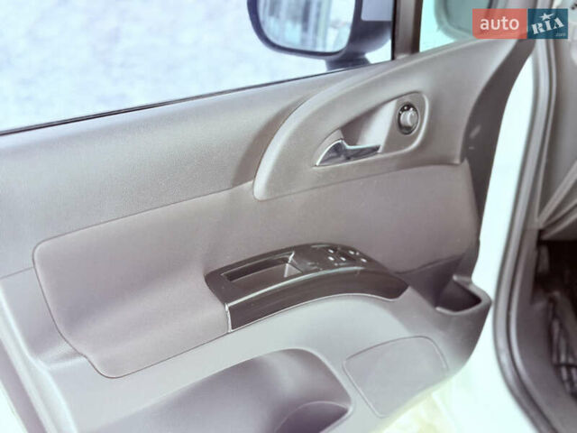 Білий Опель Меріва, об'ємом двигуна 1.7 л та пробігом 240 тис. км за 6700 $, фото 20 на Automoto.ua