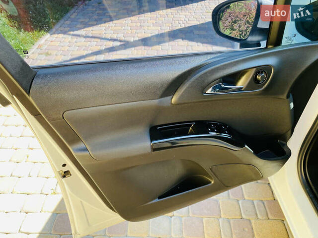 Белый Опель Мерива, объемом двигателя 1.69 л и пробегом 245 тыс. км за 6800 $, фото 12 на Automoto.ua