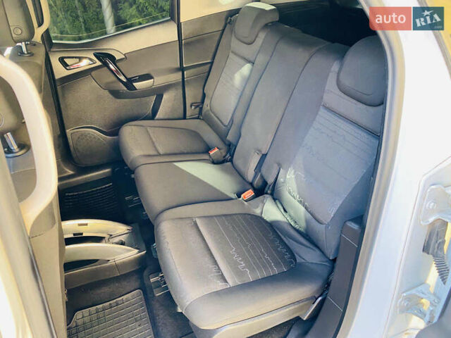 Белый Опель Мерива, объемом двигателя 1.69 л и пробегом 245 тыс. км за 6800 $, фото 26 на Automoto.ua