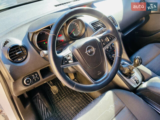 Белый Опель Мерива, объемом двигателя 1.69 л и пробегом 245 тыс. км за 6800 $, фото 1 на Automoto.ua