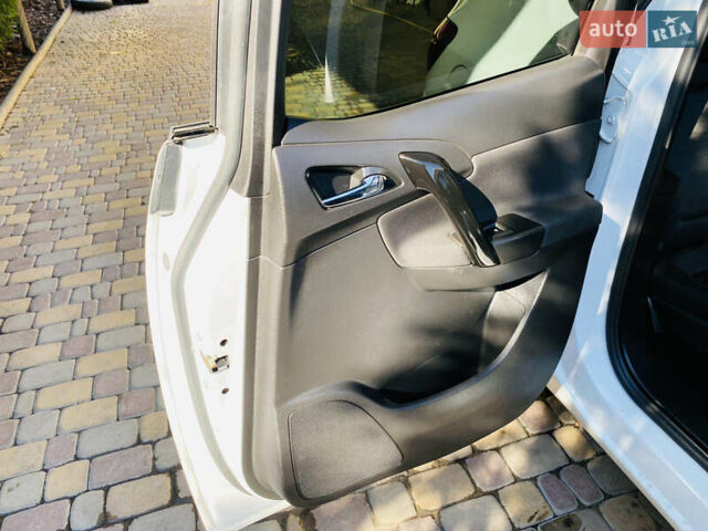 Белый Опель Мерива, объемом двигателя 1.69 л и пробегом 245 тыс. км за 6800 $, фото 52 на Automoto.ua