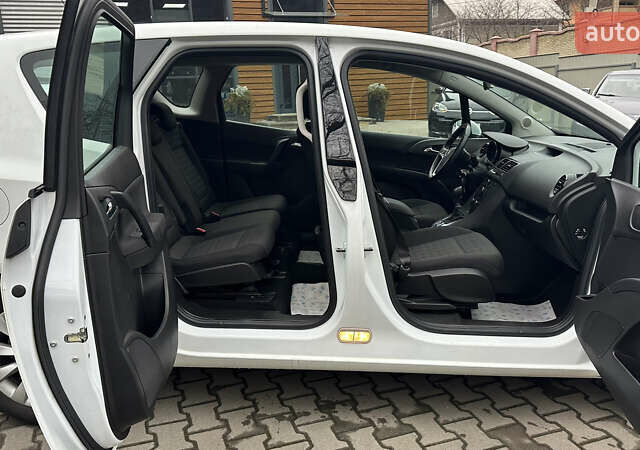 Белый Опель Мерива, объемом двигателя 1.36 л и пробегом 190 тыс. км за 7500 $, фото 3 на Automoto.ua