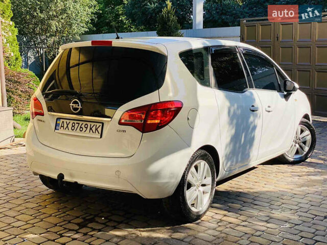 Белый Опель Мерива, объемом двигателя 1.69 л и пробегом 245 тыс. км за 6800 $, фото 4 на Automoto.ua