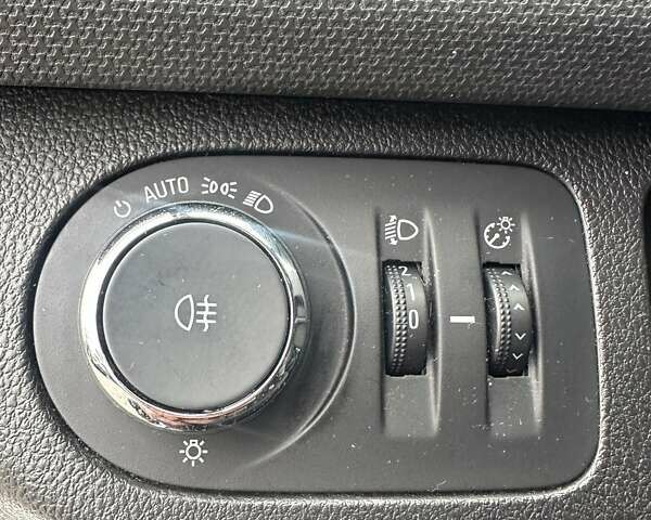 Белый Опель Мерива, объемом двигателя 1.6 л и пробегом 198 тыс. км за 8500 $, фото 20 на Automoto.ua