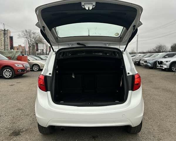 Белый Опель Мерива, объемом двигателя 1.6 л и пробегом 198 тыс. км за 8500 $, фото 4 на Automoto.ua