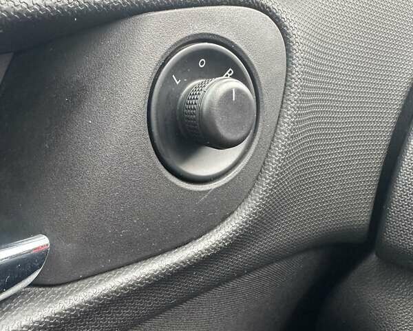 Белый Опель Мерива, объемом двигателя 1.6 л и пробегом 198 тыс. км за 8500 $, фото 29 на Automoto.ua