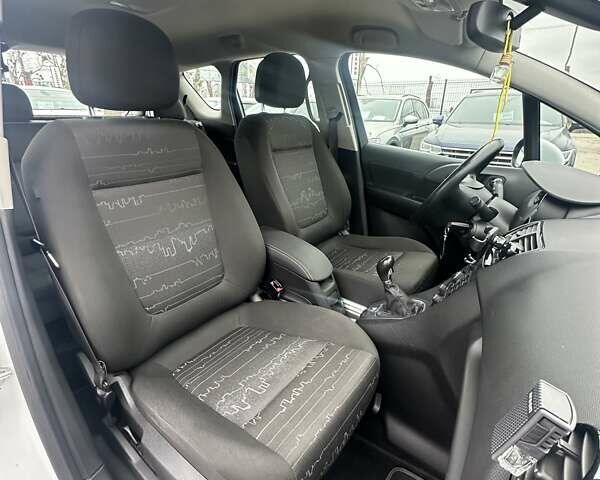 Белый Опель Мерива, объемом двигателя 1.6 л и пробегом 198 тыс. км за 8500 $, фото 18 на Automoto.ua