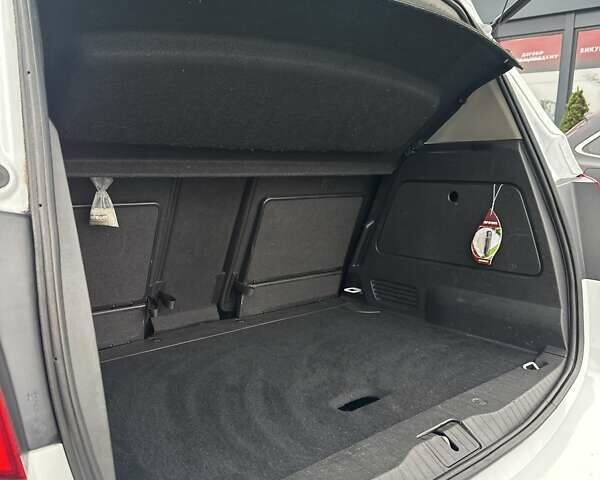 Белый Опель Мерива, объемом двигателя 1.6 л и пробегом 198 тыс. км за 8500 $, фото 11 на Automoto.ua